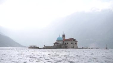 Perast yakınlarındaki Kayalıklar Kadını 'nın manzarası.