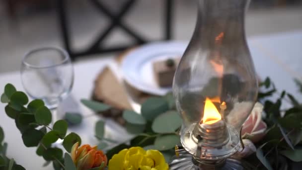 Λάμπα κηροζίνης στο τραπέζι στο γαμήλιο δείπνο — Αρχείο Βίντεο