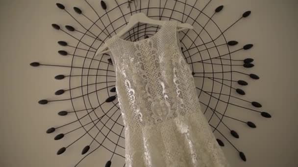 花嫁のドレスは壁の錬鉄製の装飾にかかっています — ストック動画