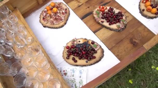 Wedding buffet in nature on a table in the form of a boat — Stock Video