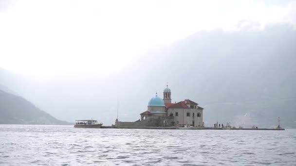 Vue sur l'île Notre-Dame des Rochers près de Perast — Video
