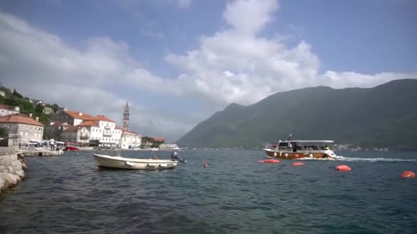 Turist båtar och båtar nära Perast i Montenegro — Stockvideo