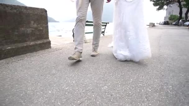 Pieds de la mariée et marié marchant le long du remblai Perast — Video