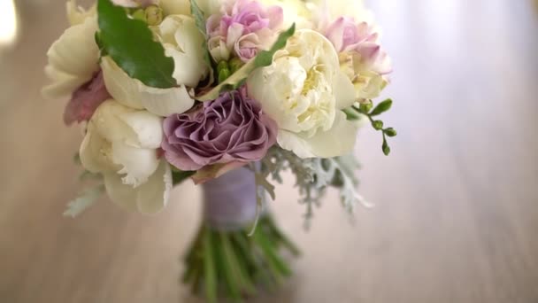 Bouquet da sposa di peonie bianche, rose viola, fresia, artemisia e alloro — Video Stock