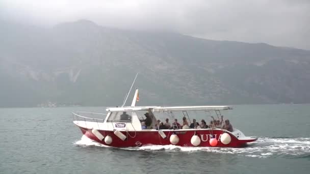 Blick auf das Touristenboot, das zur Felseninsel Unserer Lieben Frau in der Nähe von Perast fährt — Stockvideo