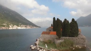 Perast yakınlarındaki Aziz George Adası manzarası.