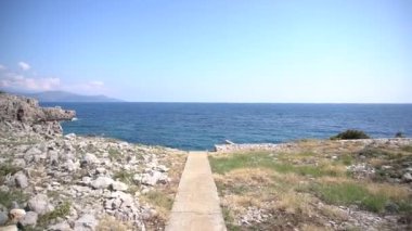 Lustica 'daki kayalık kıyıya giden yol