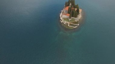 Perast yakınlarındaki Aziz George Adası manzarası.