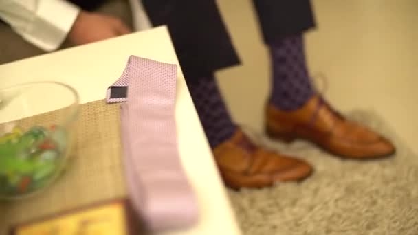 L'uomo si mette le scarpe e si lega i lacci delle scarpe — Video Stock