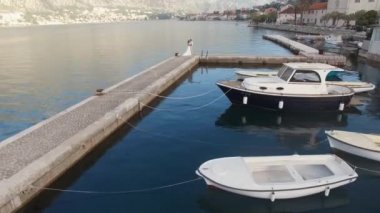 Gelin ve damat Karadağ 'ın Prcanj kentindeki iskelede yürüyorlar