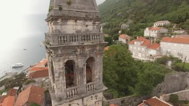 Blick auf den alten Turm in Perast — Stockvideo