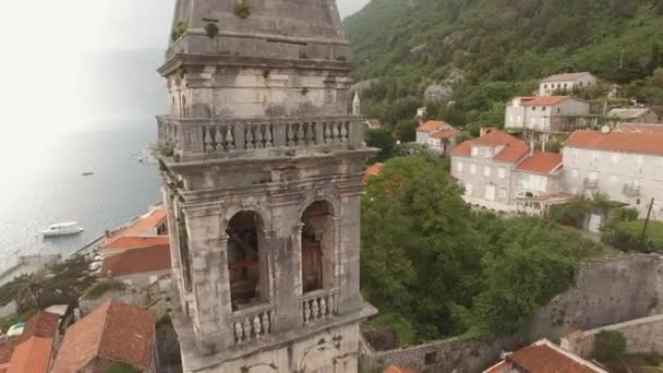 Kilátás az ősi torony Perast — Stock videók