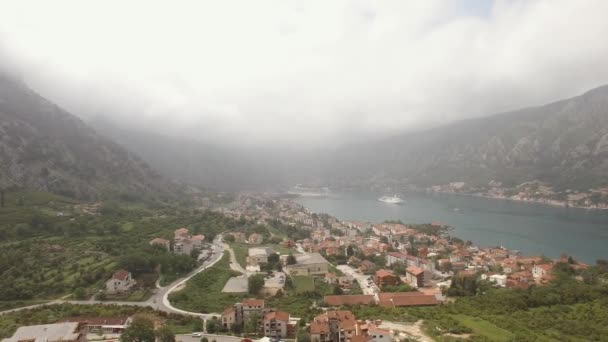 Flygfoto över Kotorbukten och staden Dobrota — Stockvideo