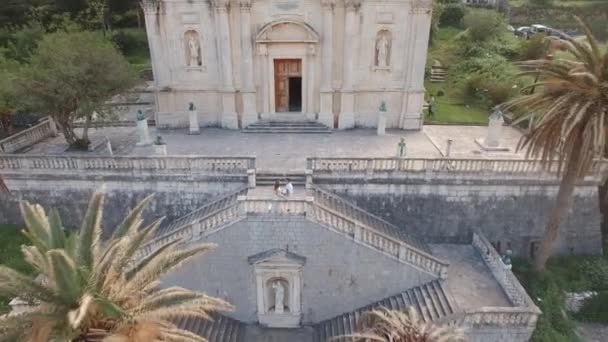 Noiva e noivo nos passos da Natividade da Santíssima Virgem Maria igreja em Prcanj — Vídeo de Stock