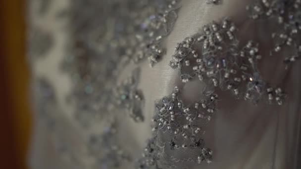 Corpete de renda frisada do vestido de casamento delicado de perto — Vídeo de Stock