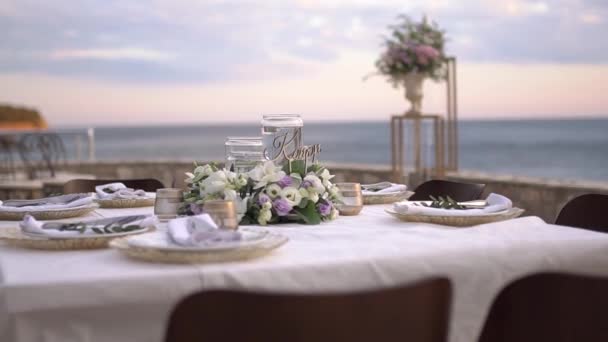 Ρύθμιση τραπεζιού σε γαμήλιο δείπνο διακοσμημένο με λουλούδια — Αρχείο Βίντεο