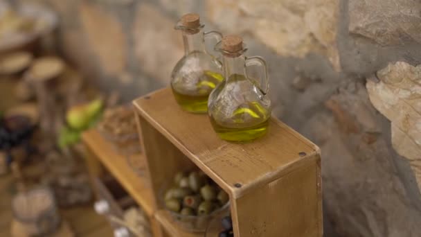 Buffet di nozze con snack e bottiglie con olio d'oliva su una scatola di legno — Video Stock