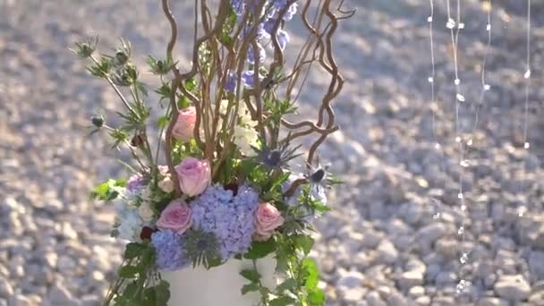 Hochzeitsbogendekorationen mit Kieselstrand am Meer, Nahaufnahme — Stockvideo