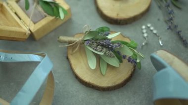 Yaka çiçekleri, gelin ayakkabıları, alyanslar ve aksesuarlar yan yana, yakın plan.