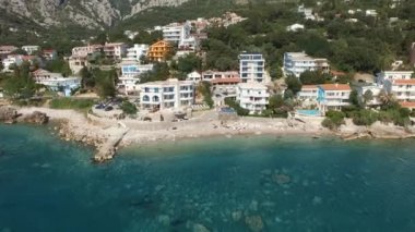 Deniz kenarındaki güzel beyaz oteller ve villalar, masmavi sularla dolu plajlar.