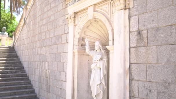 Escultura de mármore de Jesus Cristo nos degraus da Natividade da Santíssima Virgem Maria igreja em Prcanj — Vídeo de Stock