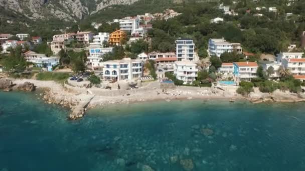 Bellissimo complesso di alberghi e ville bianche vicino al mare, spiagge con acqua azzurra — Video Stock