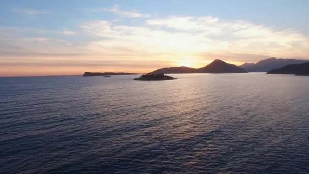 在宁静的大海中俯瞰着马穆拉岛，远航的群山和一艘船 — 图库视频影像