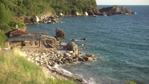 モンテネグロのアドリア海の岩礁海岸にあるレストランを放棄 — ストック動画