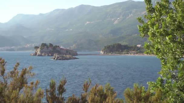 Kilátás nyílik a Sveti Stefan sziget és szikla közelében — Stock videók