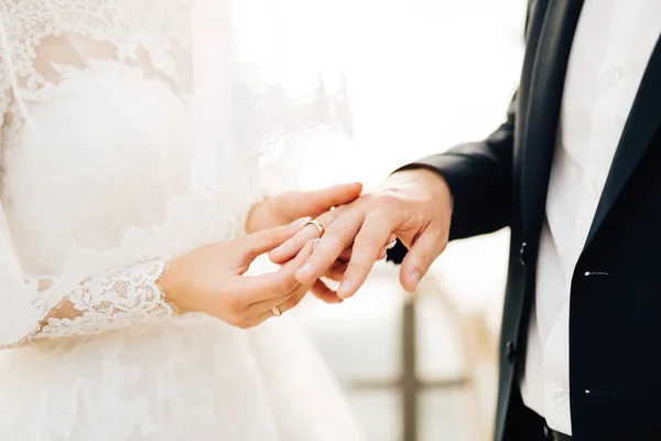 La novia pone el anillo en el dedo de los novios durante la ceremonia de boda — Foto de Stock