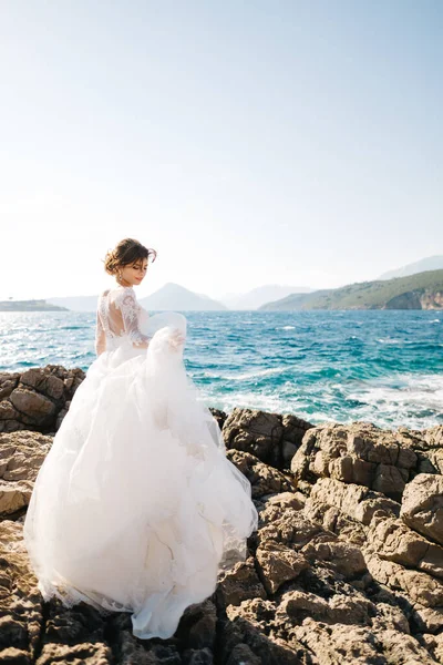 Hermosa novia en tierno vestido de novia en la playa rocosa de la isla de Mamula — Foto de Stock
