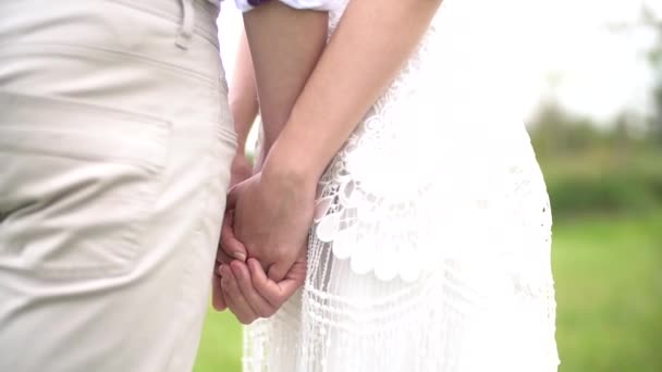 Braut und Bräutigam halten zärtlich Händchen — Stockvideo