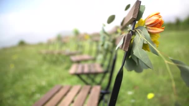 Local do casamento, cadeiras decoradas com flores e ramos de eucalipto — Vídeo de Stock