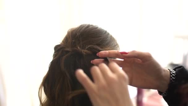 Le styliste fait les cheveux des mariées pendant la réunion avant la cérémonie de mariage — Video