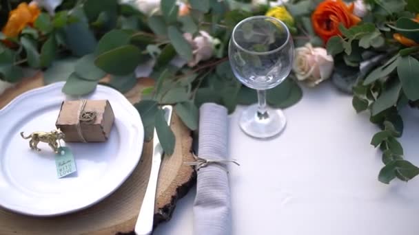 Mesa en un banquete de bodas decorado con flores — Vídeo de stock