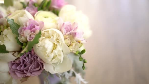 Bouquet nuptial de pivoines blanches, roses violettes, freesia, artémisia et laurier — Video