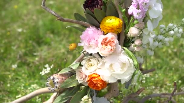 Hochzeitsbogen mit Zweigen und Blumen verziert, Nahaufnahme — Stockvideo