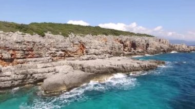 Karadağ 'ın Lustica yarımadasındaki kayalık kıyı