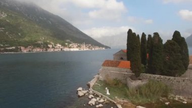 Perast yakınlarındaki Aziz George Adası manzarası.