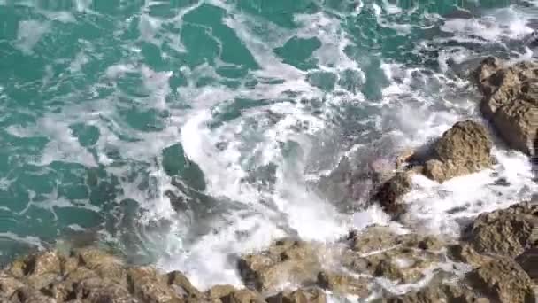 Die felsige Küste, die Wellen schlagen auf die Felsen — Stockvideo
