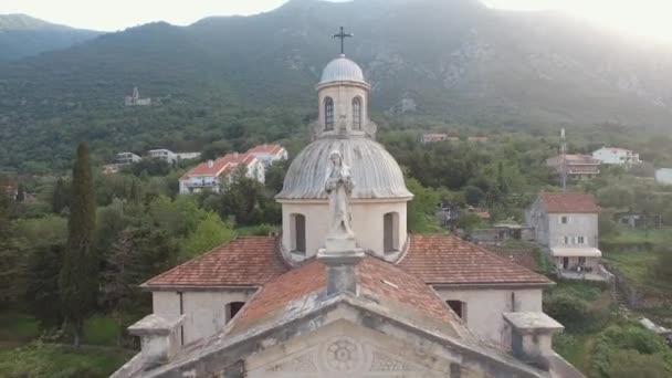 Uitzicht op de Geboorte van de Heilige Maagd Maria kerk in Prcanj — Stockvideo
