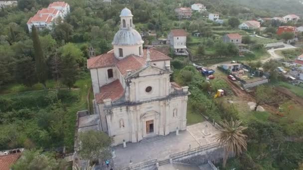 Vista de la Natividad de la iglesia de la Santísima Virgen María en Prcanj — Vídeos de Stock