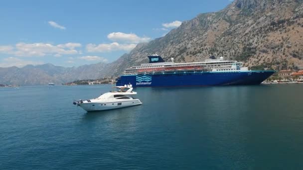 Kotor, Montenegro - 15 jule 2019: jacht en cruiseschip nabij de kust van de oude stad Kotor — Stockvideo