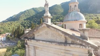 Prcanj 'daki Kutsal Bakire Meryem Kilisesi' nin çatısının manzarası.