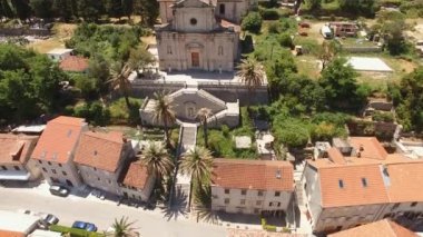 Prcanj 'daki Kutsal Bakire Meryem Kilisesi' nin doğuşunun en üst görüntüsü.