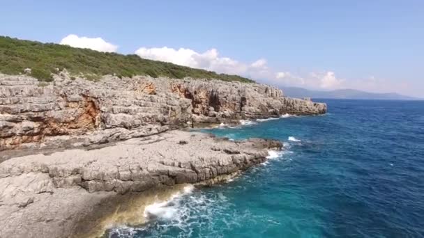 Скалистое побережье полуострова Луштица в Черногории — стоковое видео
