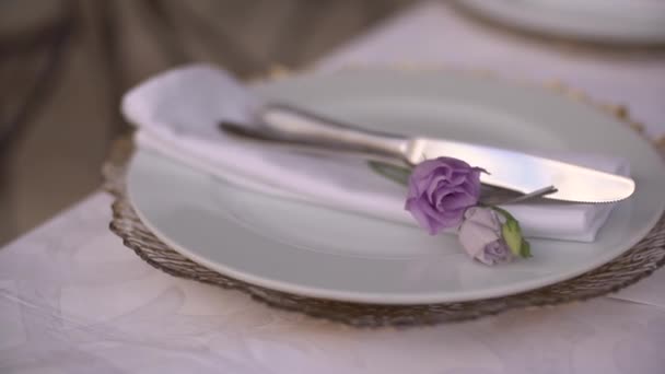 Ajuste de mesa en un banquete de boda decorado con flores de lisianthus primer plano — Vídeos de Stock