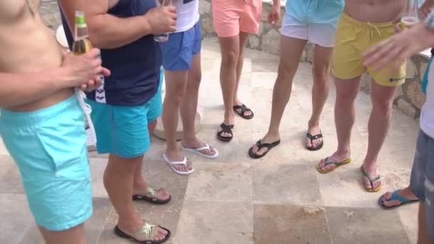 Personas que toman bebidas frías durante una fiesta al aire libre — Vídeos de Stock
