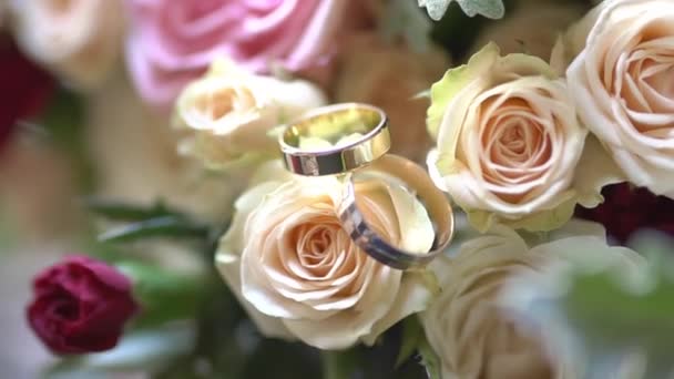 Bouquet de mariées et des alliances pose sur elle close-up — Video