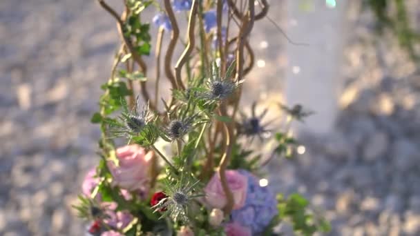 Hochzeitsbogendekorationen an einem Kieselstrand am Meer, Nahaufnahme — Stockvideo